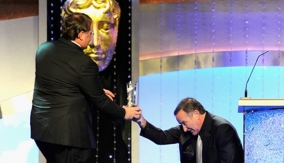 Robin Williams presents the award